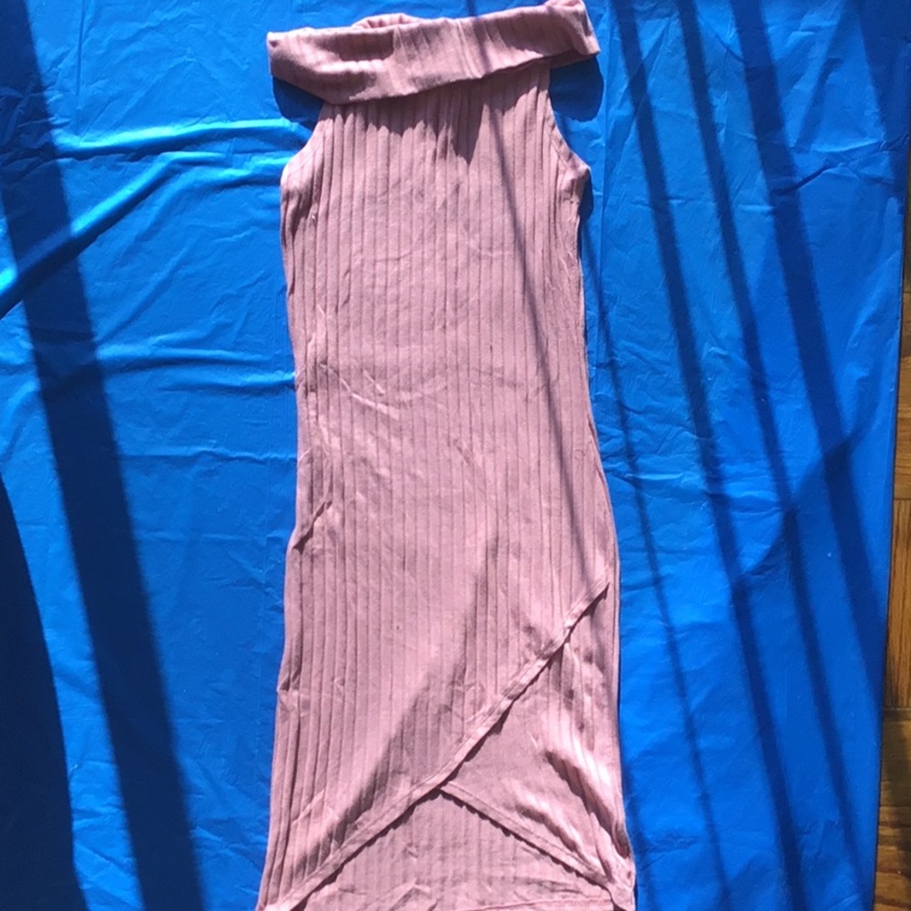 Ribbed Off shoulder body on dress with slit